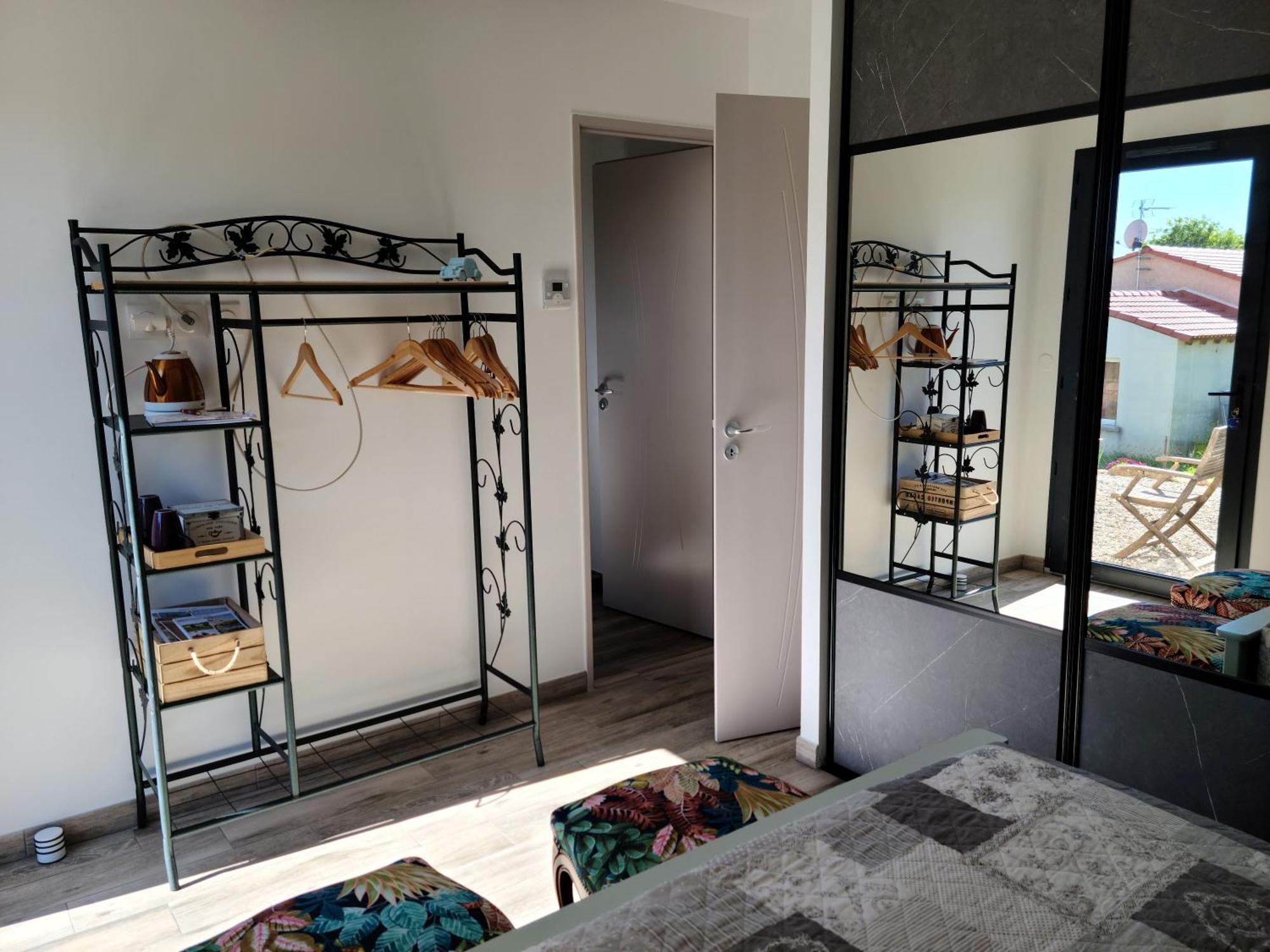 Les Papillons D'Uzes Bed & Breakfast Saint-Laurent-la-Vernède Dış mekan fotoğraf